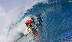 Bruno Santos vole la vedette à  Manoa Drollet à  Teahupoo !