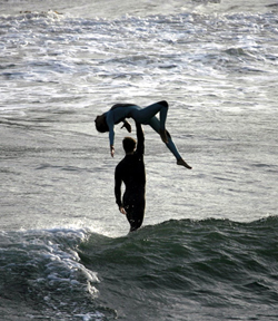 Un homme, une femme, une planche, une vague