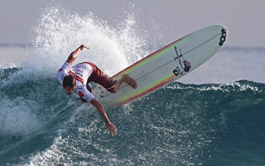 Harley Ingleby sacré champion du monde de longboard aux Maldives