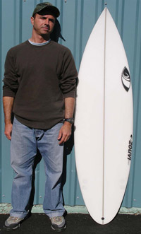 Marcio Zouvi, shaper chez Sharp Eye Surfboards