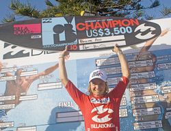 Historique : Pauline Ado sacrée championne du monde junior de surf 2008 !