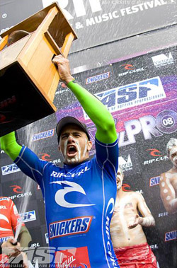 Kelly Slater double la mise au Rip Curl Pro Bells Beach !