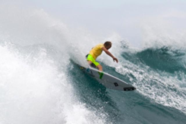 Adam Melling remporte la Van's World Cup Of Surfing 2012