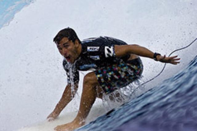 Billabong Pro Teahupoo : Aritz Aranburu bat Kelly Slater !