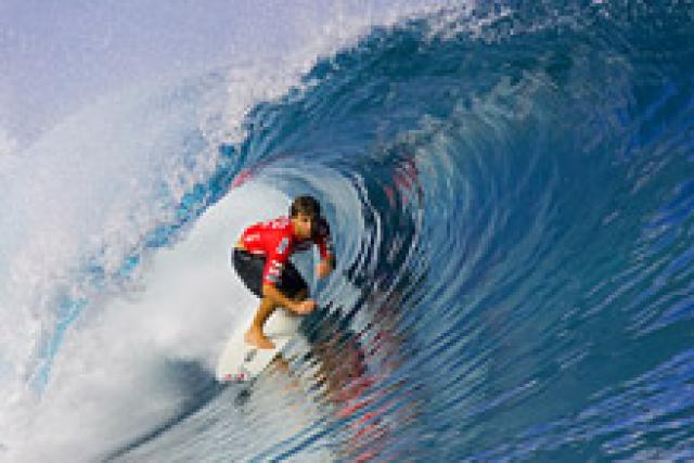 Bruno Santos vole la vedette à  Manoa Drollet à  Teahupoo !
