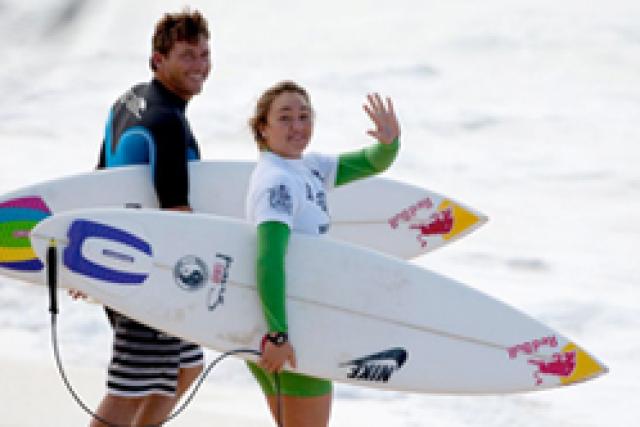 Sunset Beach 2011 : Carissa Moore s'invite chez les gars !
