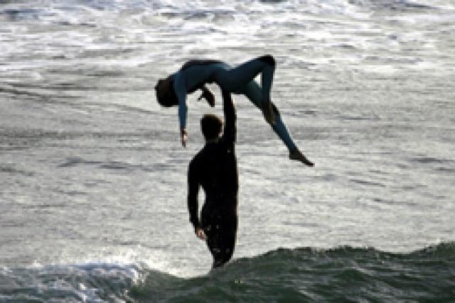 Un homme, une femme, une planche, une vague