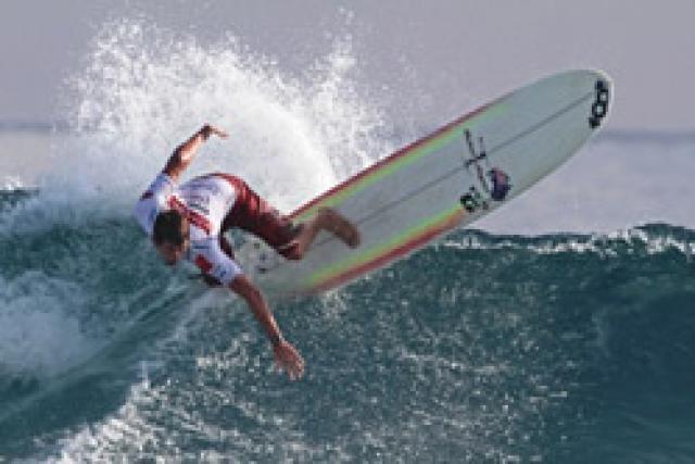 Harley Ingleby sacré champion du monde de longboard aux Maldives