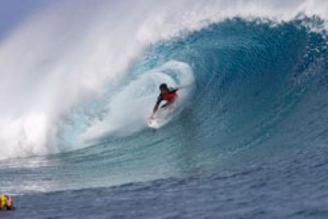 Billabong Pro Tahiti 2012 : Kelly Slater out - Flores et Medina postent un 10 parfait !