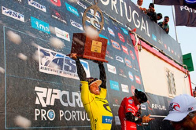 Adriano De Souza remporte le Rip Curl Pro Peniche 2011 devant Kelly Slater