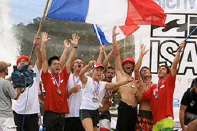 Jeremy Flores et Antoine Delpero, champions du monde ISA de surf !