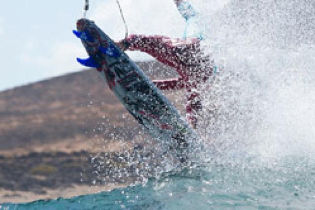 Marc Lacomare et Jonathan Gonzalez dominent le Nixon Surf Challenge 2012