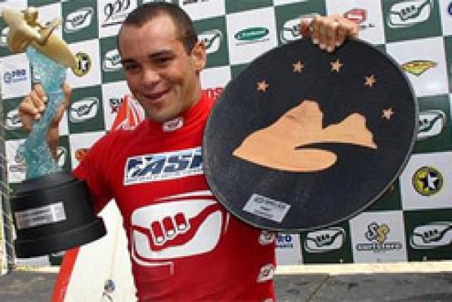 Raoni Monteiro revient au top au Hang Loose Pro Fernando de Noronha