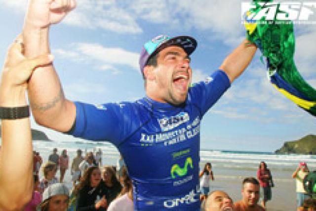 Michel Bourez revient dans la course après le Movistar O'Neill Pantin Classic !