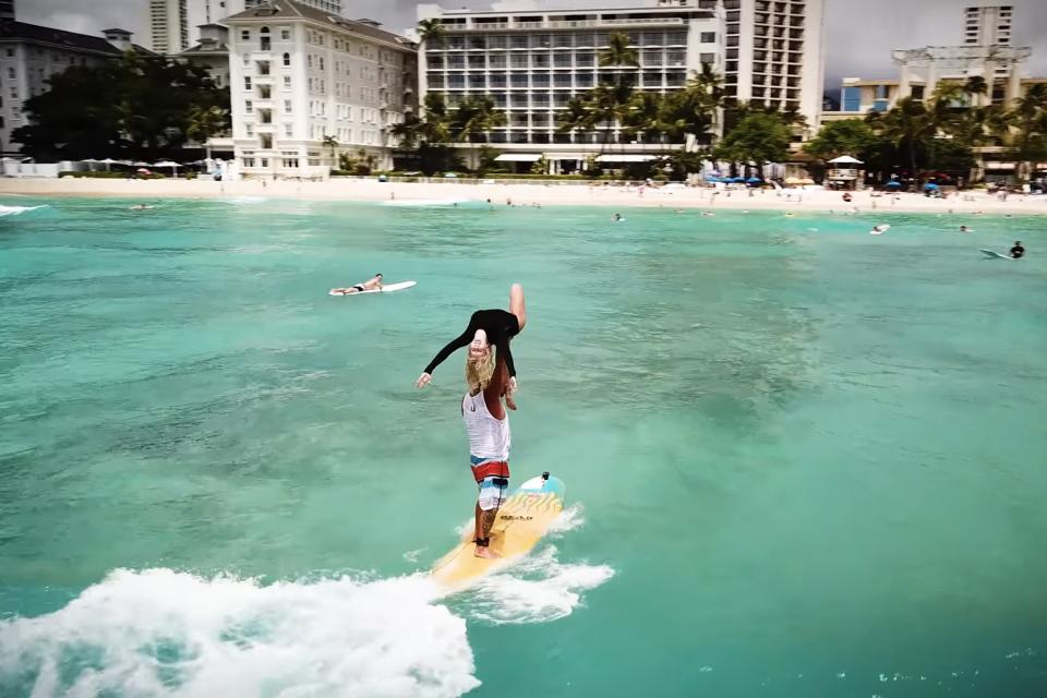 Bear Woznick et l'art du tandem surfing : le film qui donne envie de surfer à deux