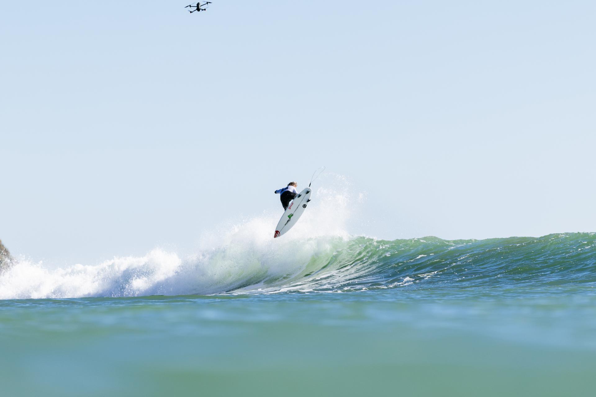Alan Cleland décolle en air sur la section de Manu Bay - Corona Cero New Zealand Pro 2026 - Journée 1