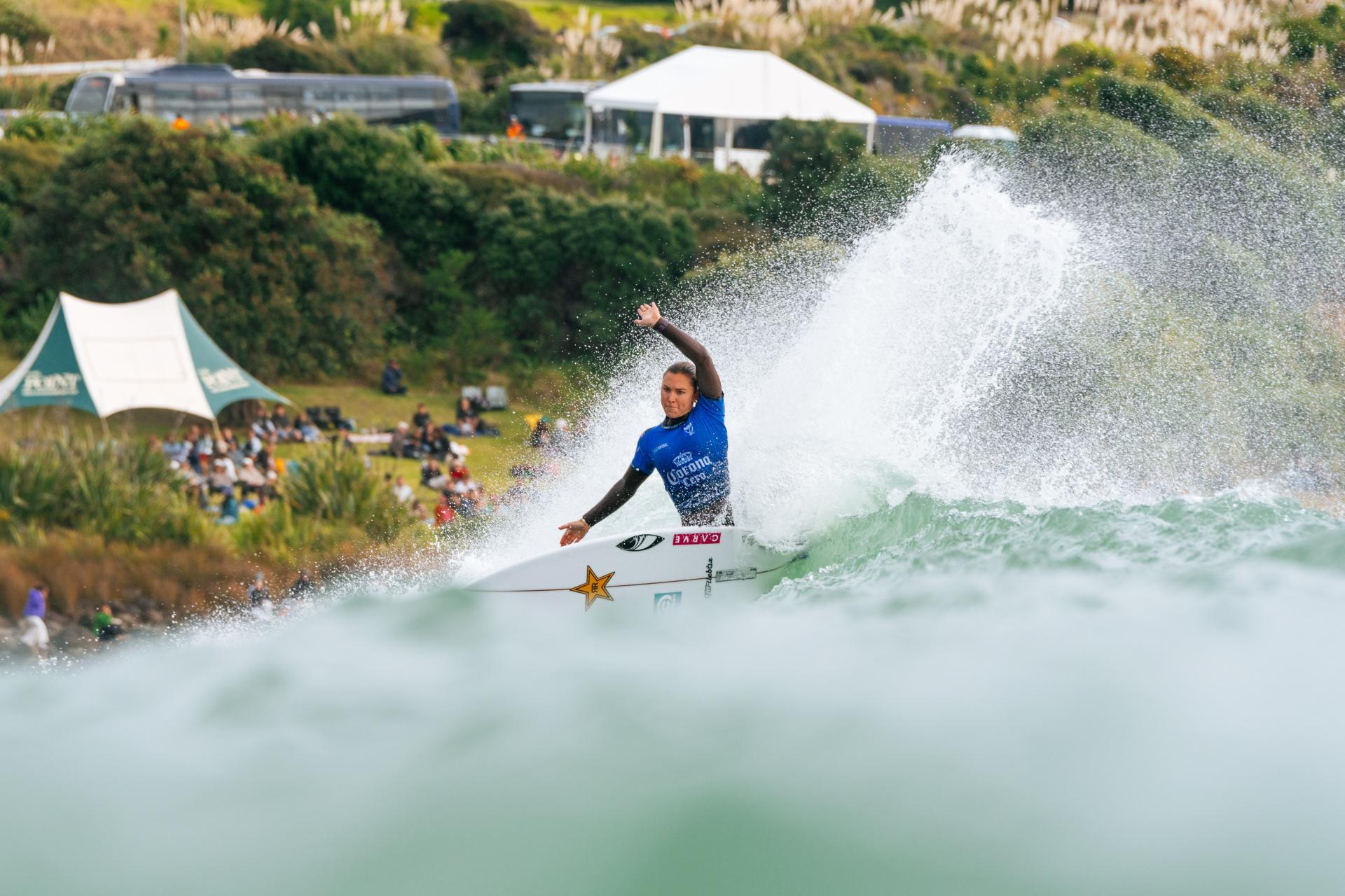 Alyssa Spencer sur la vague à Raglan, Heat 1 des quarts de finale - Corona Cero New Zealand Pro 2026 - Journée 3