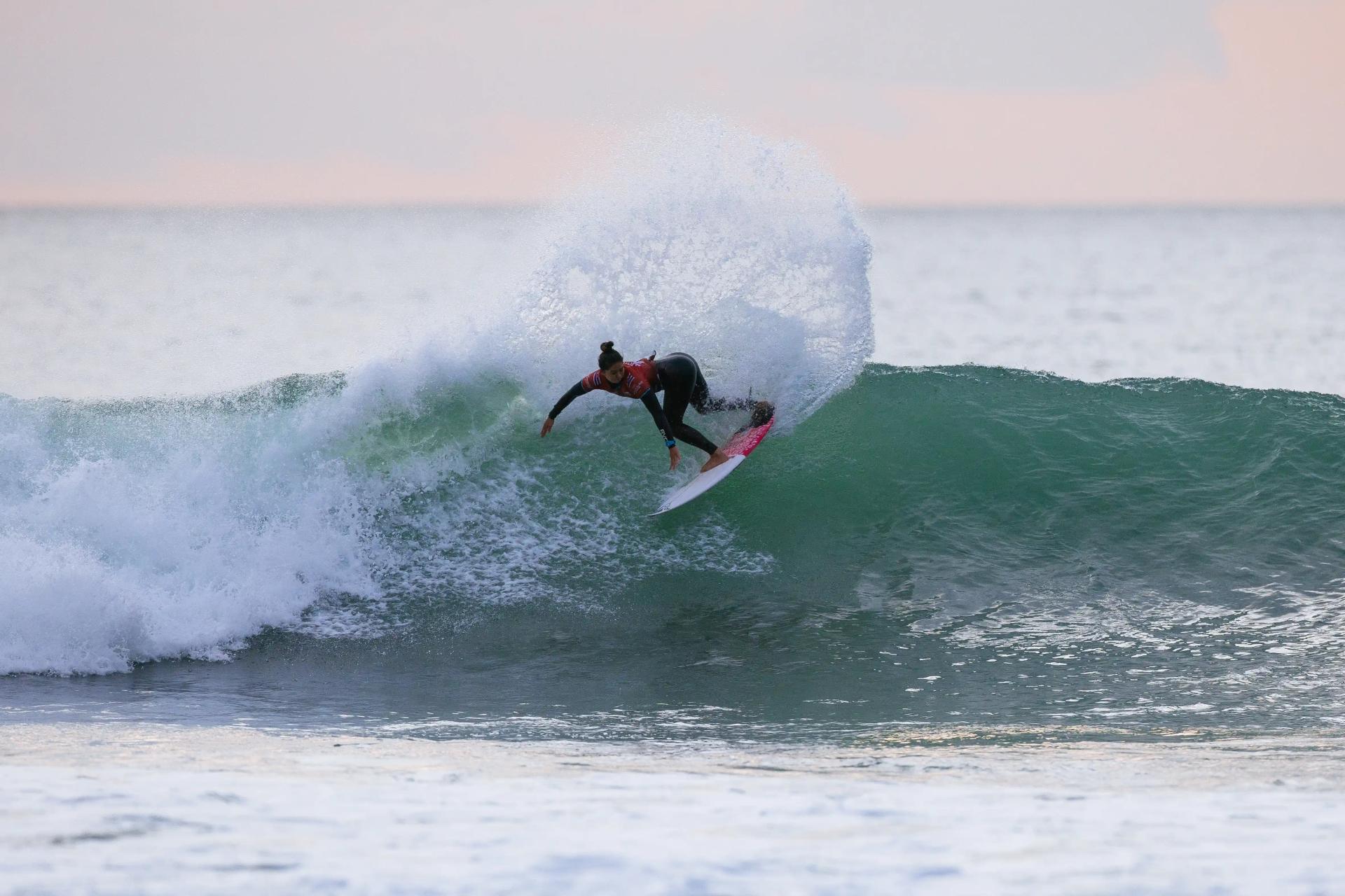 Bettylou Sakura Johnson sur la vague à Manu Bay - Corona Cero New Zealand Pro 2026 - Journée 5