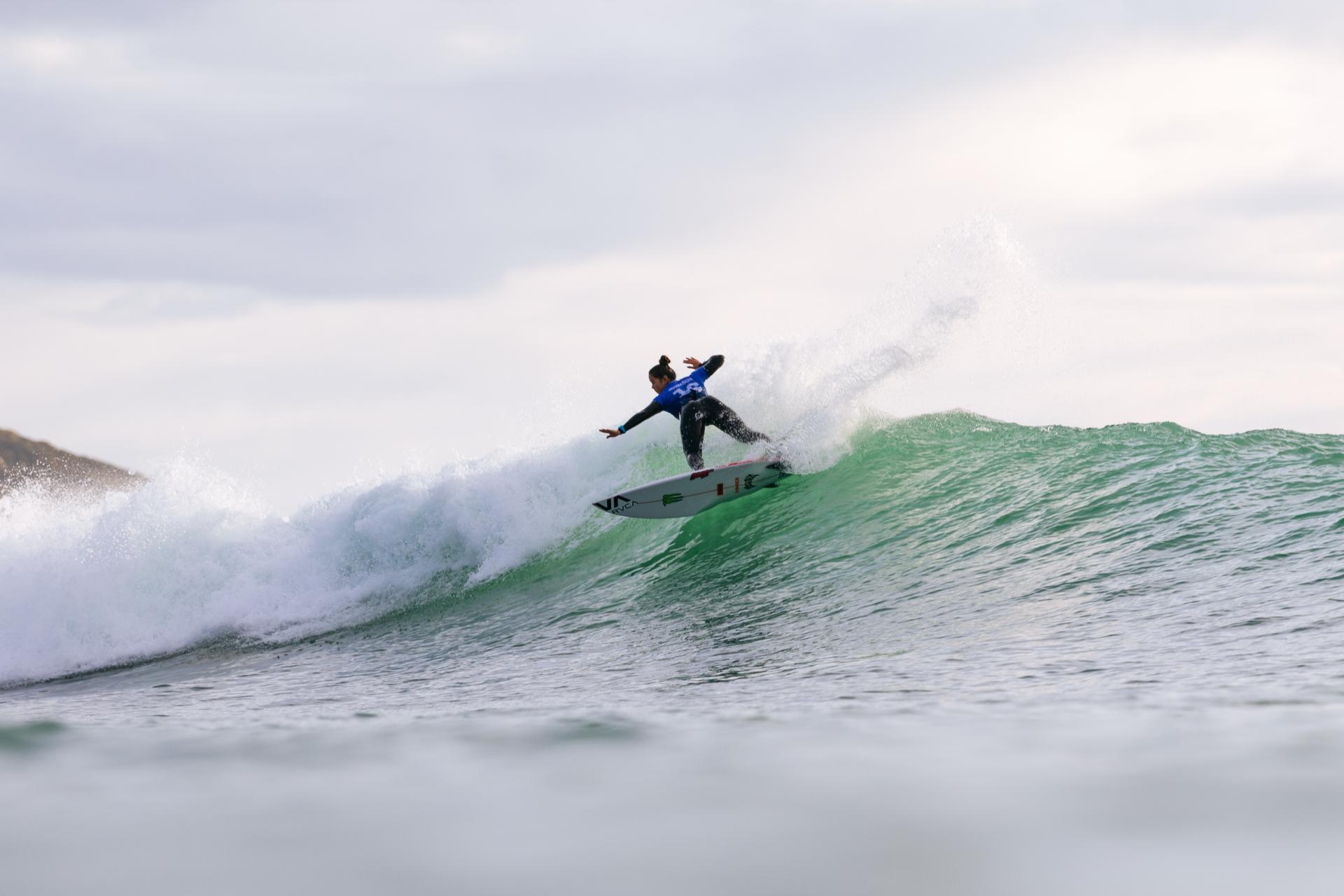 Bettylou Sakura Johnson en pleine séquence à Raglan, Heat 3 des quarts de finale - Corona Cero New Zealand Pro 2026 - Journée 3