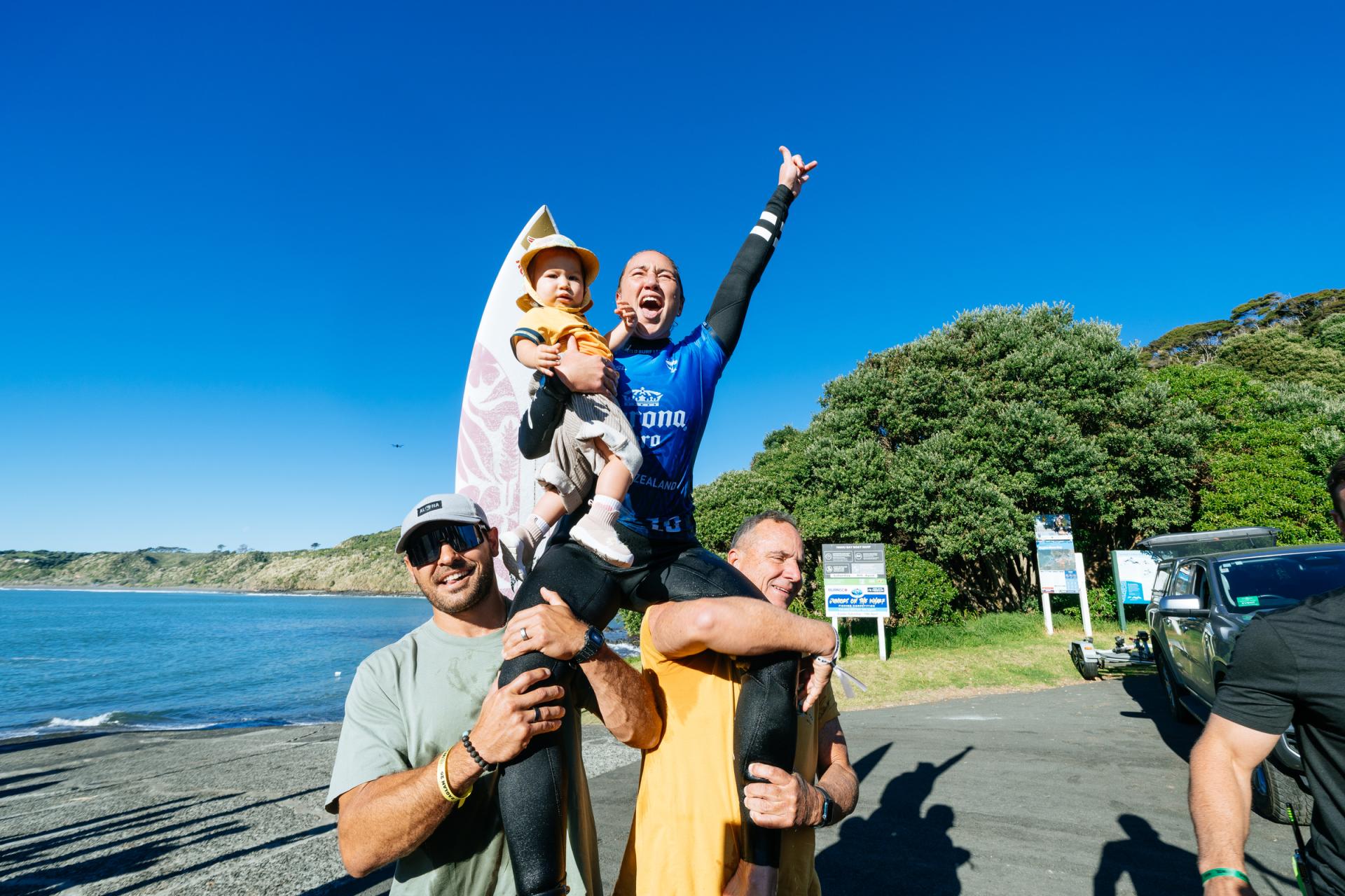 Carissa Moore célèbre sa victoire avec sa fille à Raglan
