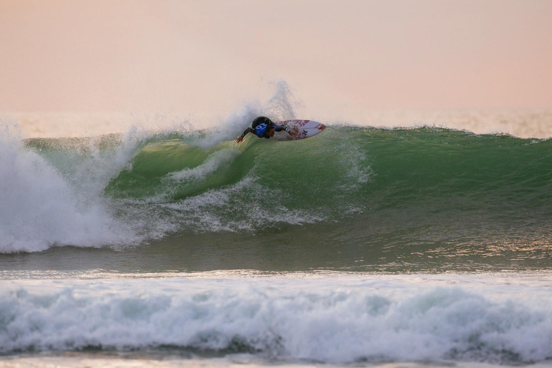 Carissa Moore dans le tempo de la série à Manu Bay - Corona Cero New Zealand Pro 2026 - Journée 5
