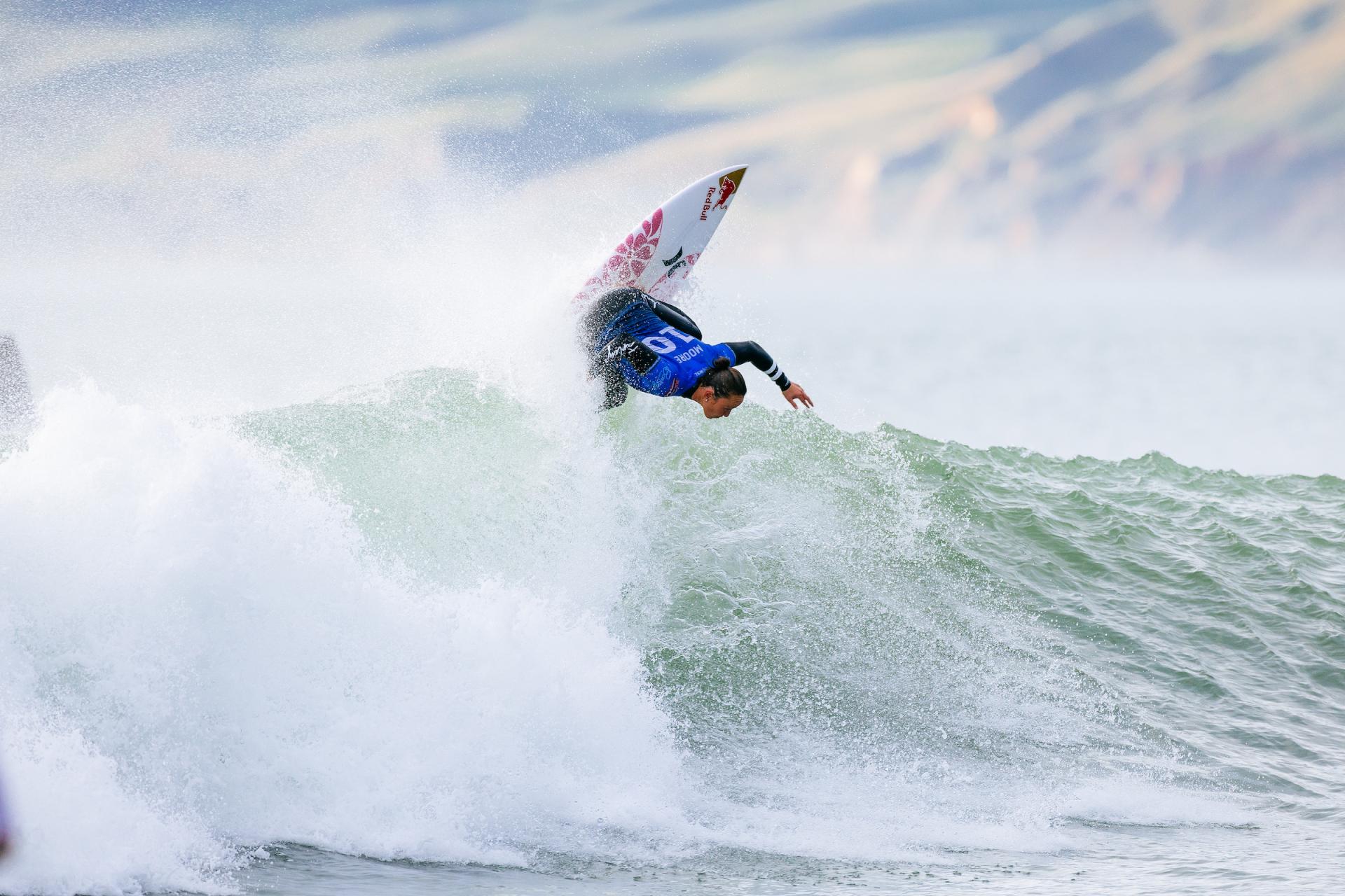 Carissa Moore déclenche un snap backside sous la lèvre - Corona Cero New Zealand Pro 2026 - Journée 2