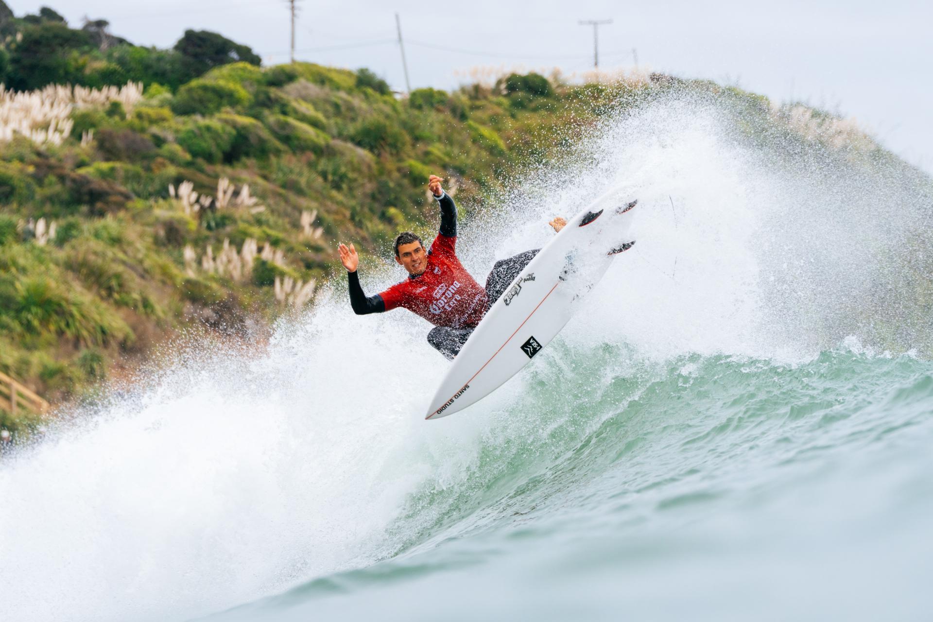 Cole Houshmand sur la section au large de Raglan en Heat 6 du Round 3 - Corona Cero New Zealand Pro 2026 - Journée 3