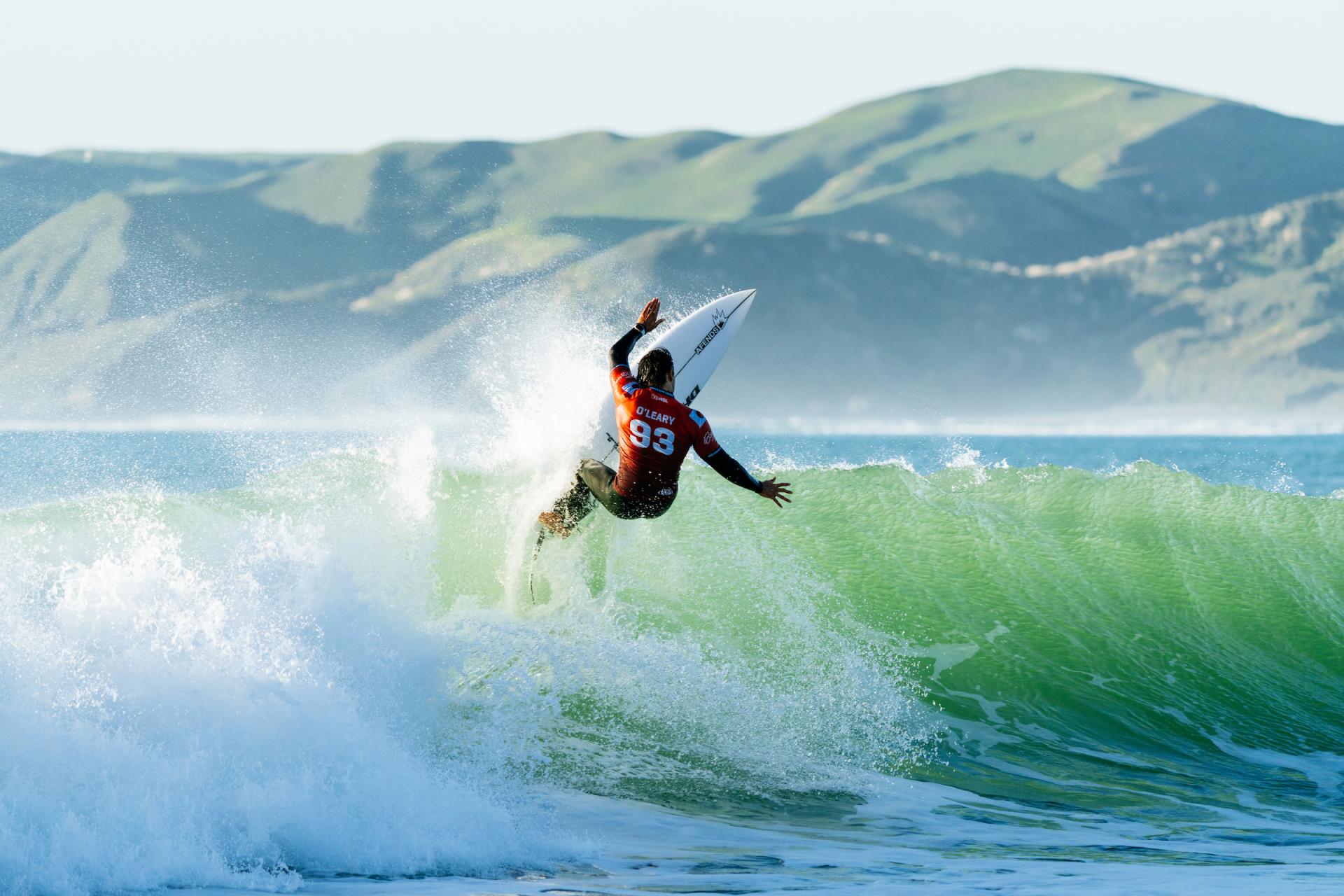 Connor O'Leary enchaîne un cutback à Manu Bay - Corona Cero New Zealand Pro 2026 - Journée 1
