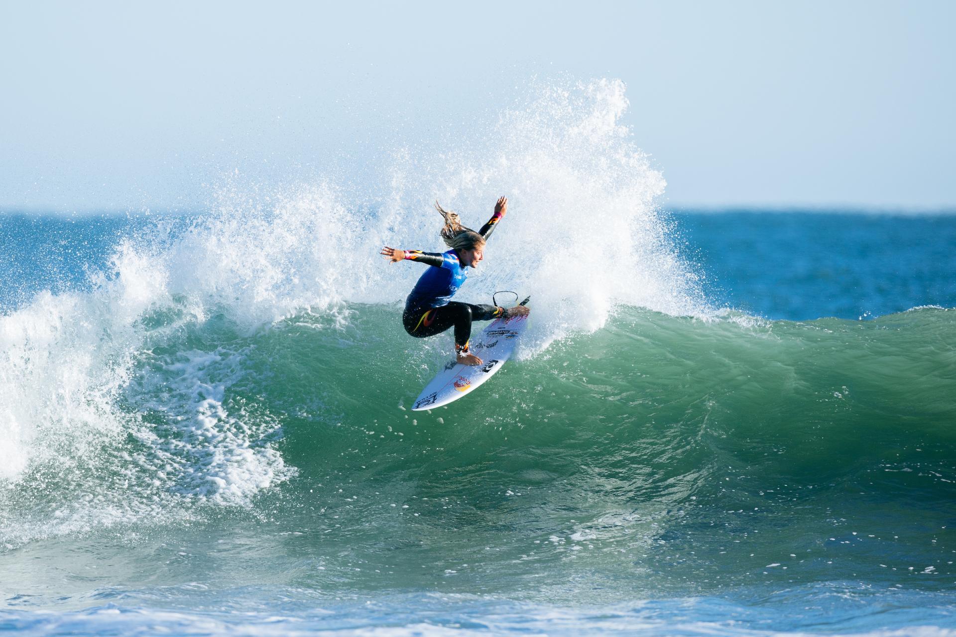 Erin Brooks place un re-entry puissant à Manu Bay - Corona Cero New Zealand Pro 2026 - Journée 1