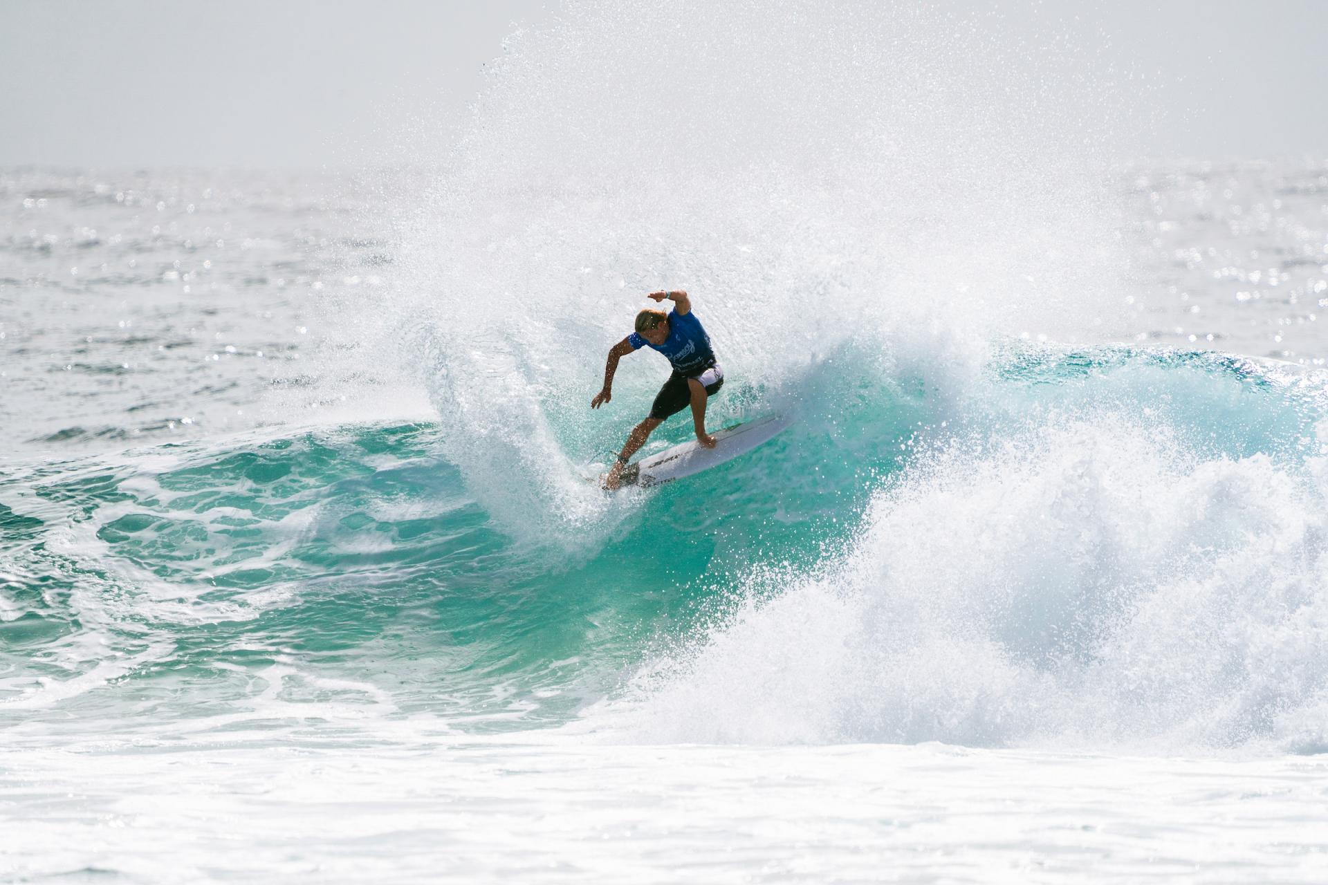 Ethan Ewing frappe la lèvre en frontside sur le Superbank - Bonsoy Gold Coast Pro 2026 - Journée 4