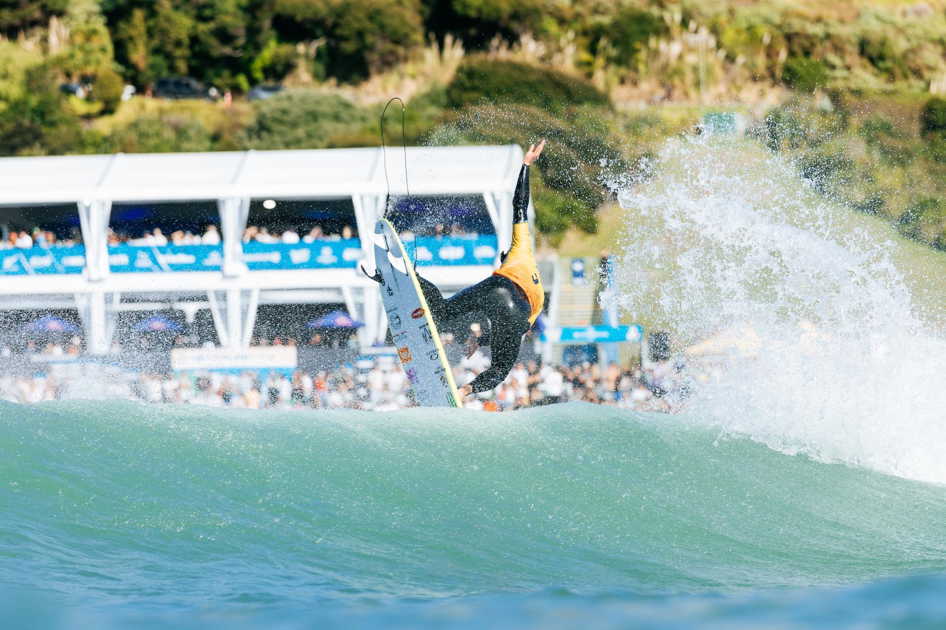 Gabriel Medina lance un snap serré à Manu Bay - Corona Cero New Zealand Pro 2026 - Journée 1