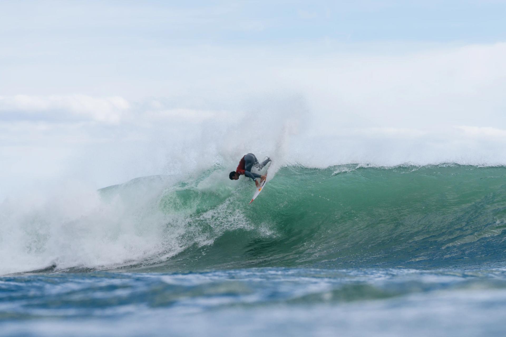 Griffin Colapinto à l’engagement sur la vague à Manu Bay - Corona Cero New Zealand Pro 2026 - Journée 5