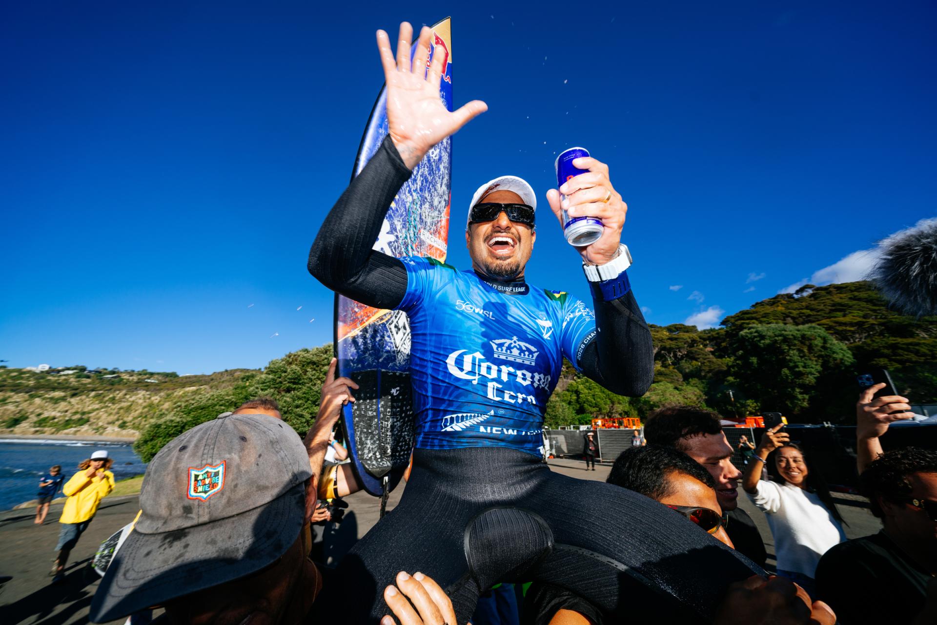 Italo Ferreira célèbre sa victoire avec le public - Corona Cero New Zealand Pro 2026 - Journée 6
