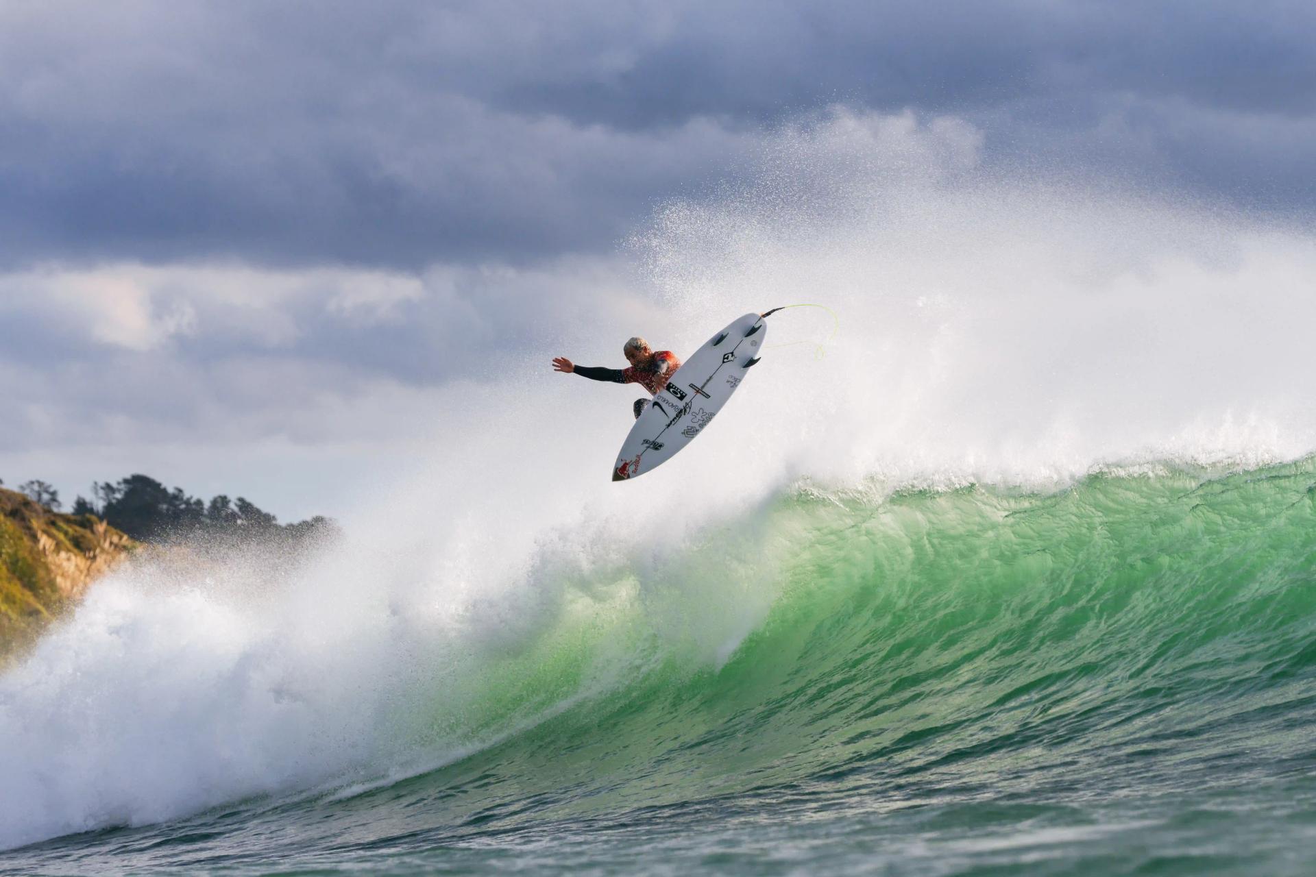 Italo Ferreira encre dans les airs Manu Bay - Corona Cero New Zealand Pro 2026 - Journée 5