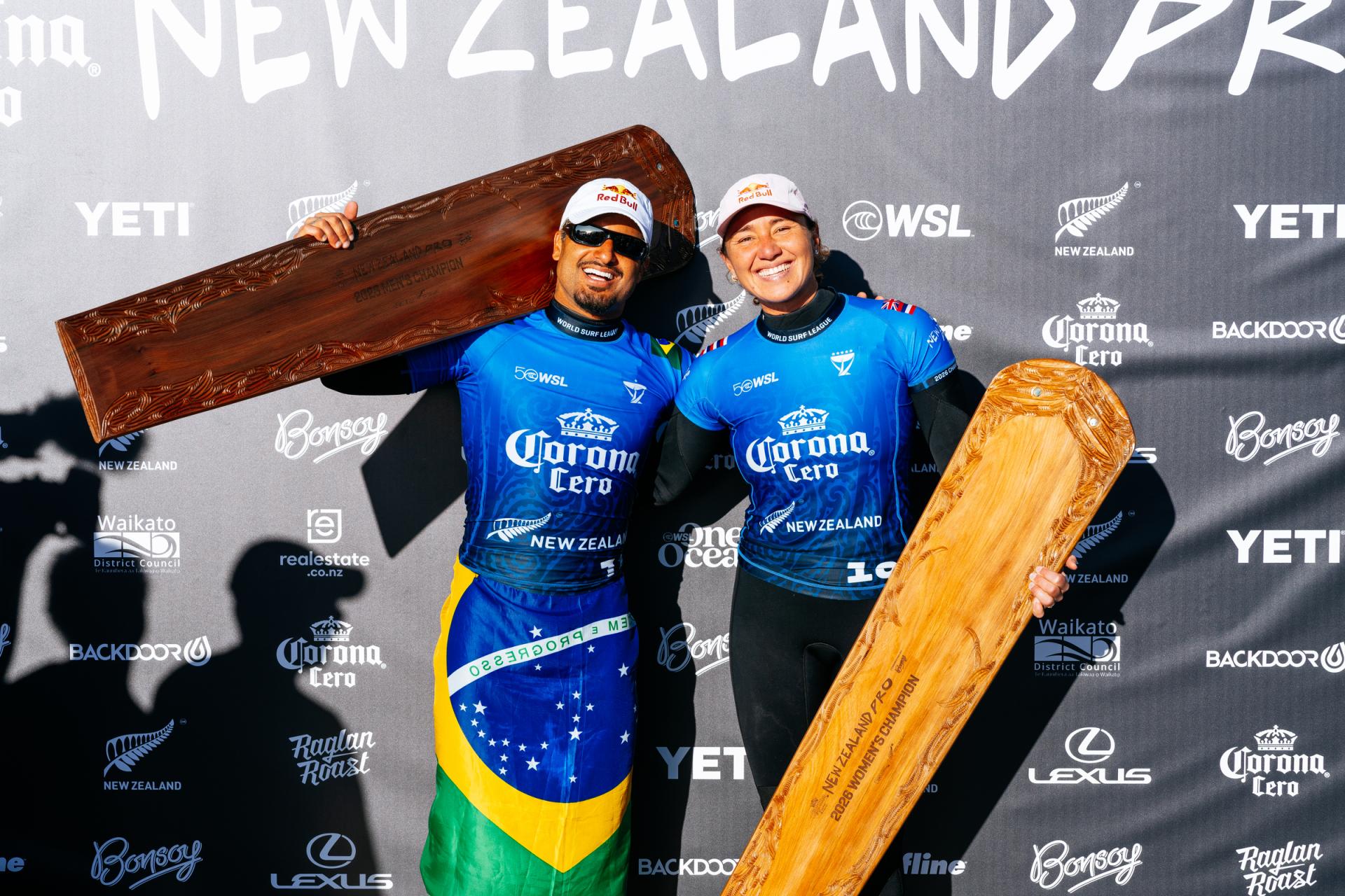 Italo Ferreira et Carissa Moore au podium officiel de l'étape - Corona Cero New Zealand Pro 2026 - Journée 6