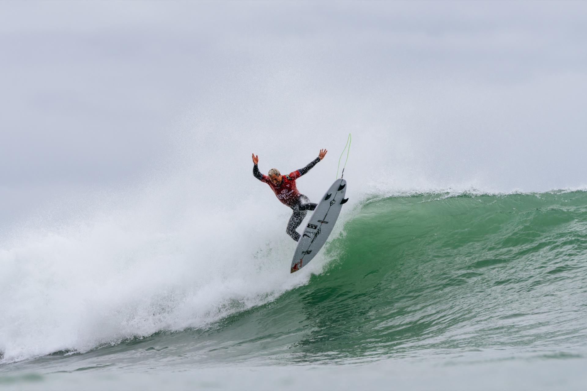 Italo Ferreira dans le tempo de la série, Heat 7 du Round 3 à Raglan - Corona Cero New Zealand Pro 2026 - Journée 3