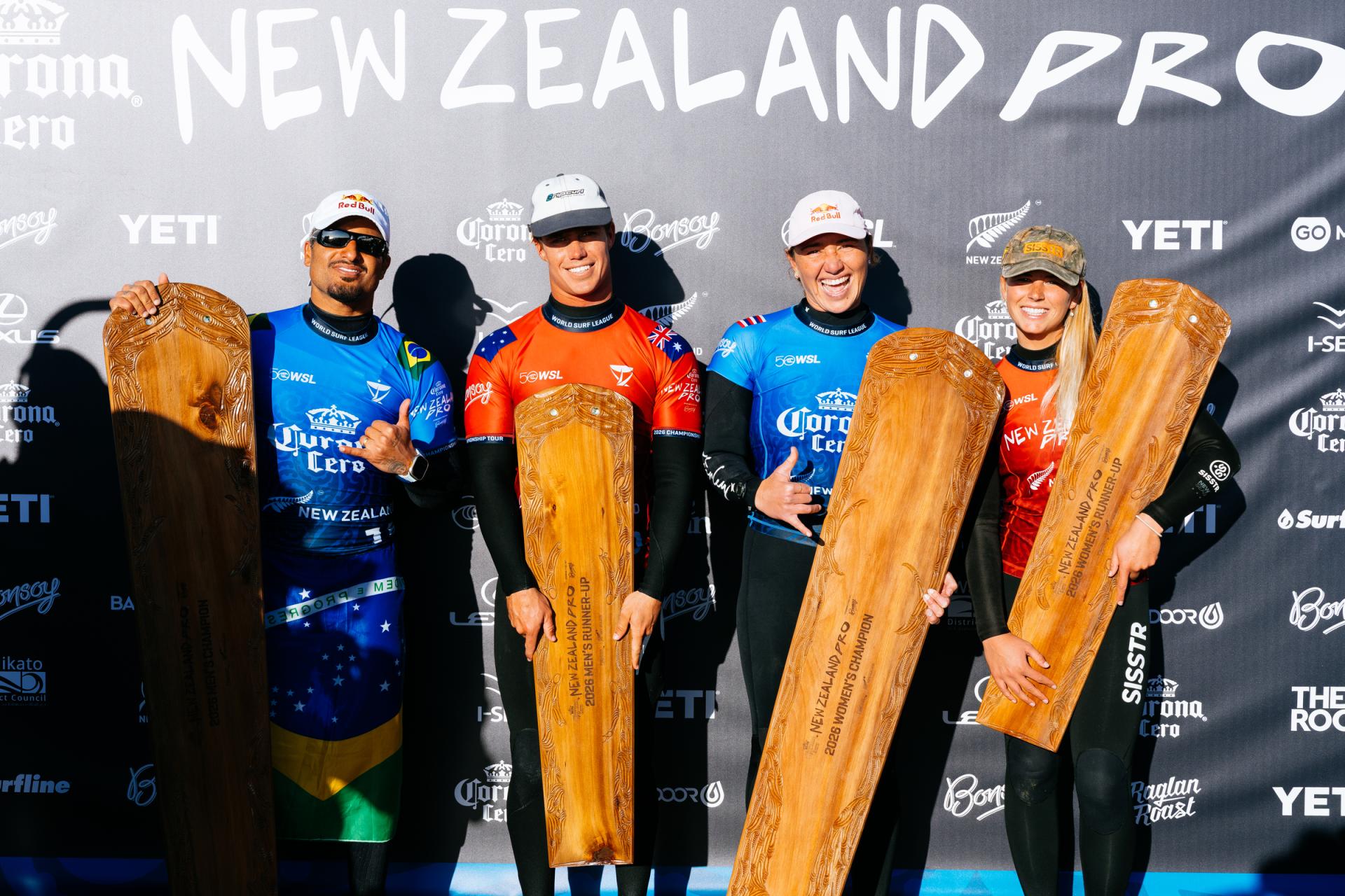 Italo Ferreira, Morgan Cibilic, Carissa Moore et Sawyer Lindblad au podium de Raglan - Corona Cero New Zealand Pro 2026 - Journée 6