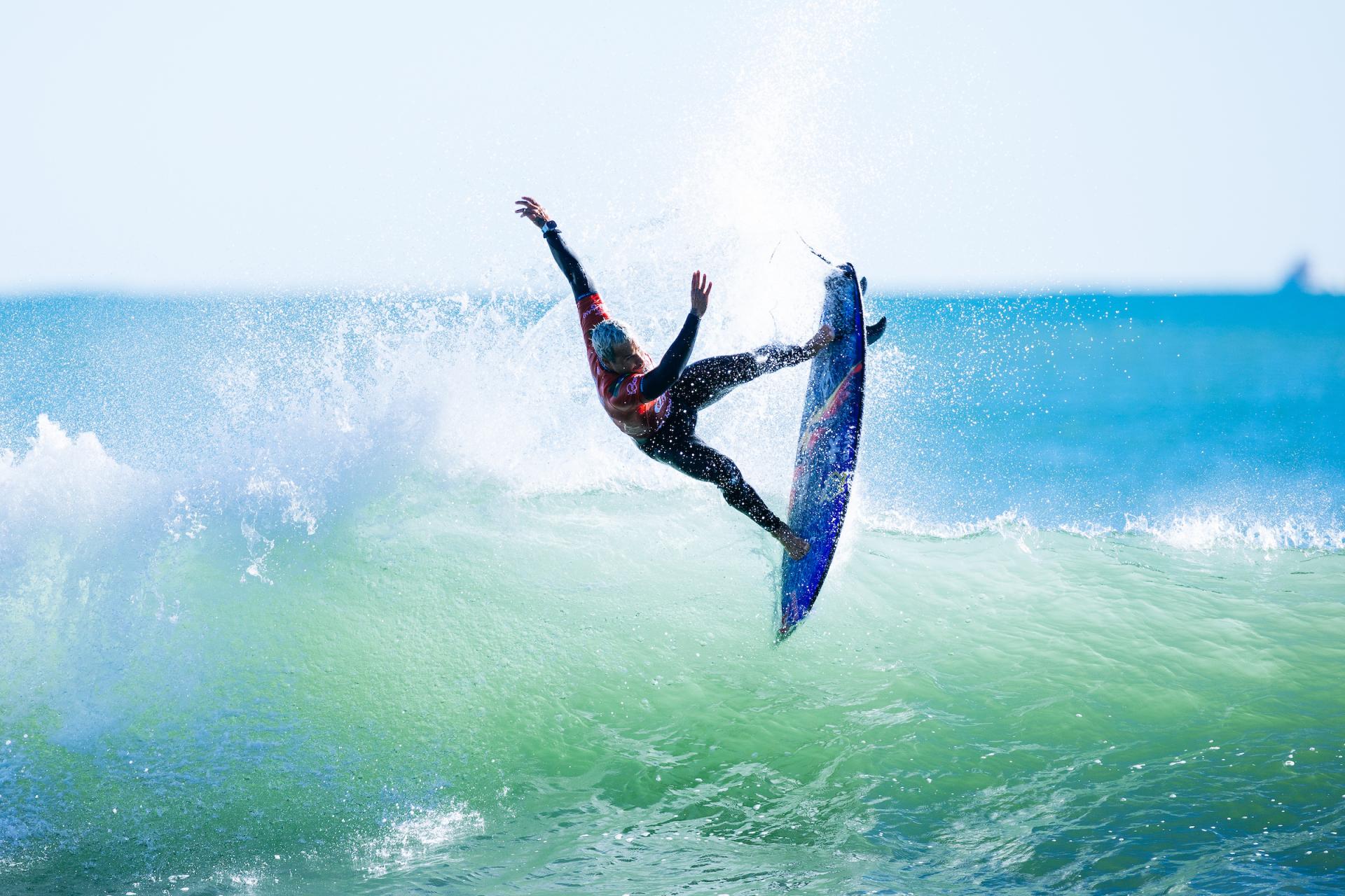 Italo Ferreira relance en haut de vague avec un snap serré - Corona Cero New Zealand Pro 2026 - Journée 2