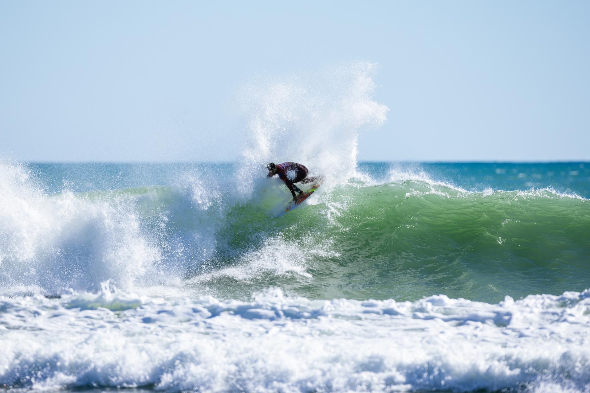 Jack Robinson claque un snap backside pleine lèvre - Corona Cero New Zealand Pro 2026 - Journée 2