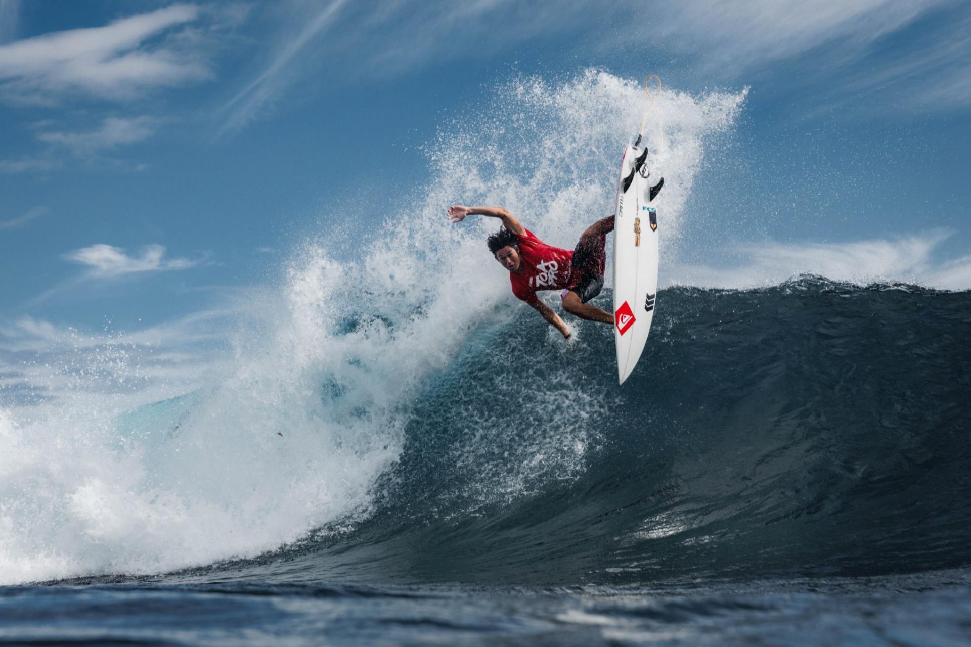 Jackson Bunch en pleine séquence sur le reef de Taapuna - TOA Pro Punaauia 2026 - Journée 3