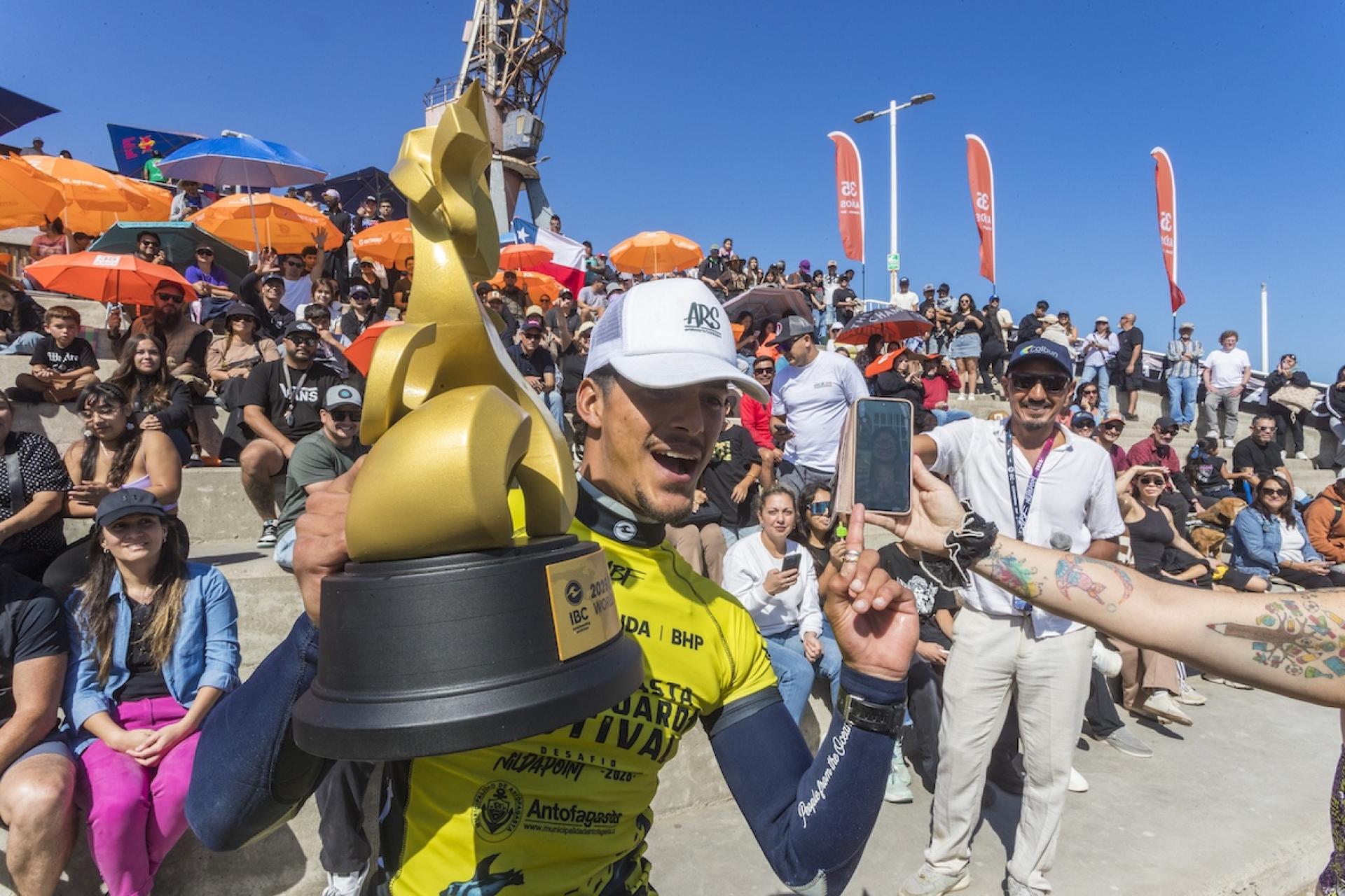 Jericco Rosero célèbre son titre avec le public - Antofagasta Bodyboard Festival 2026 - Journée 8
