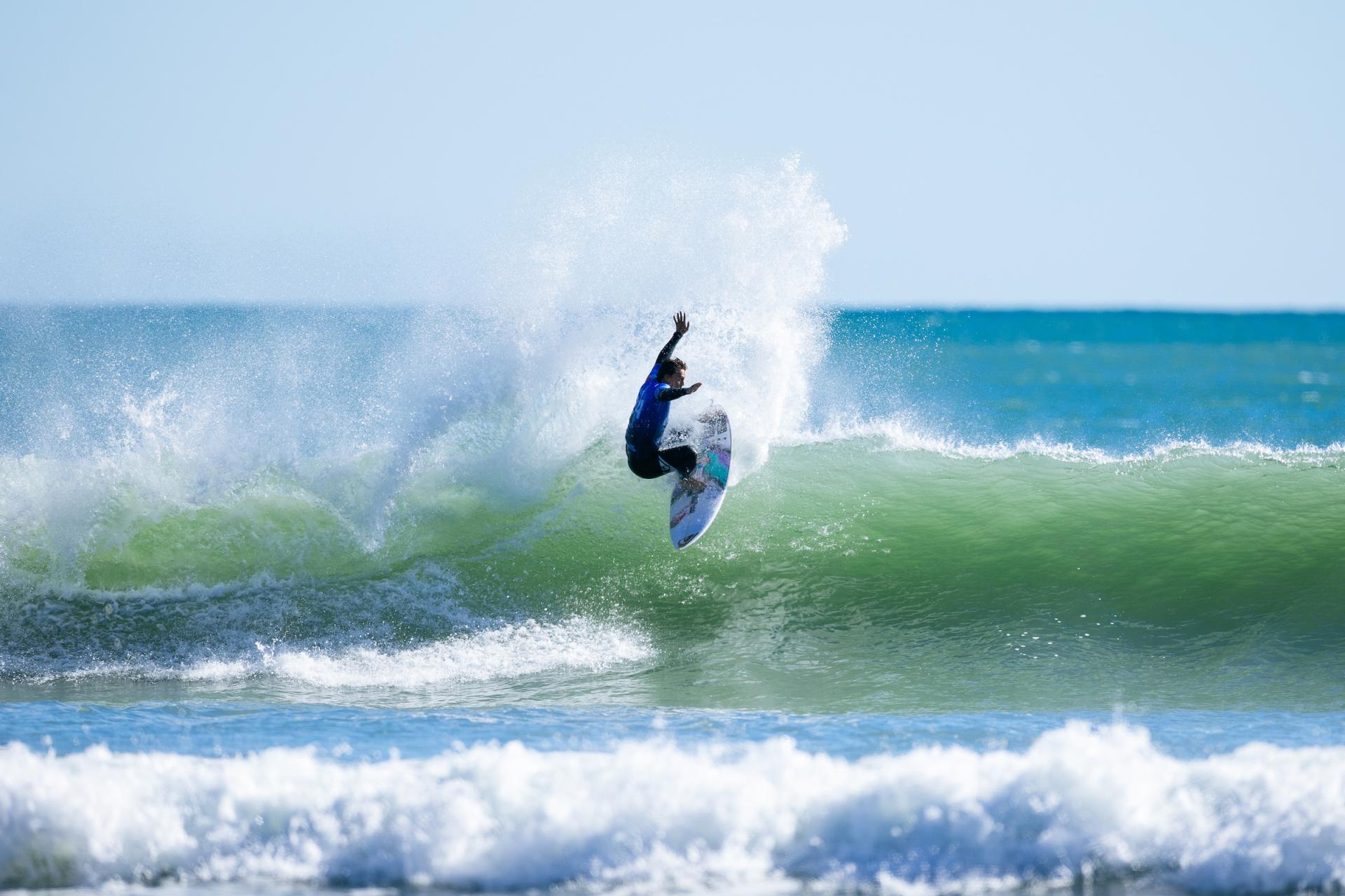 Kauli Vaast projette un snap vertical en sortie de section - Corona Cero New Zealand Pro 2026 - Journée 2