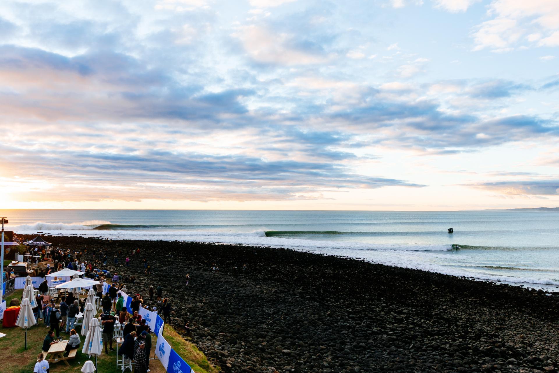 Le line-up de Manu Bay sous la lumière du matin - Corona Cero New Zealand Pro 2026 - Journée 2