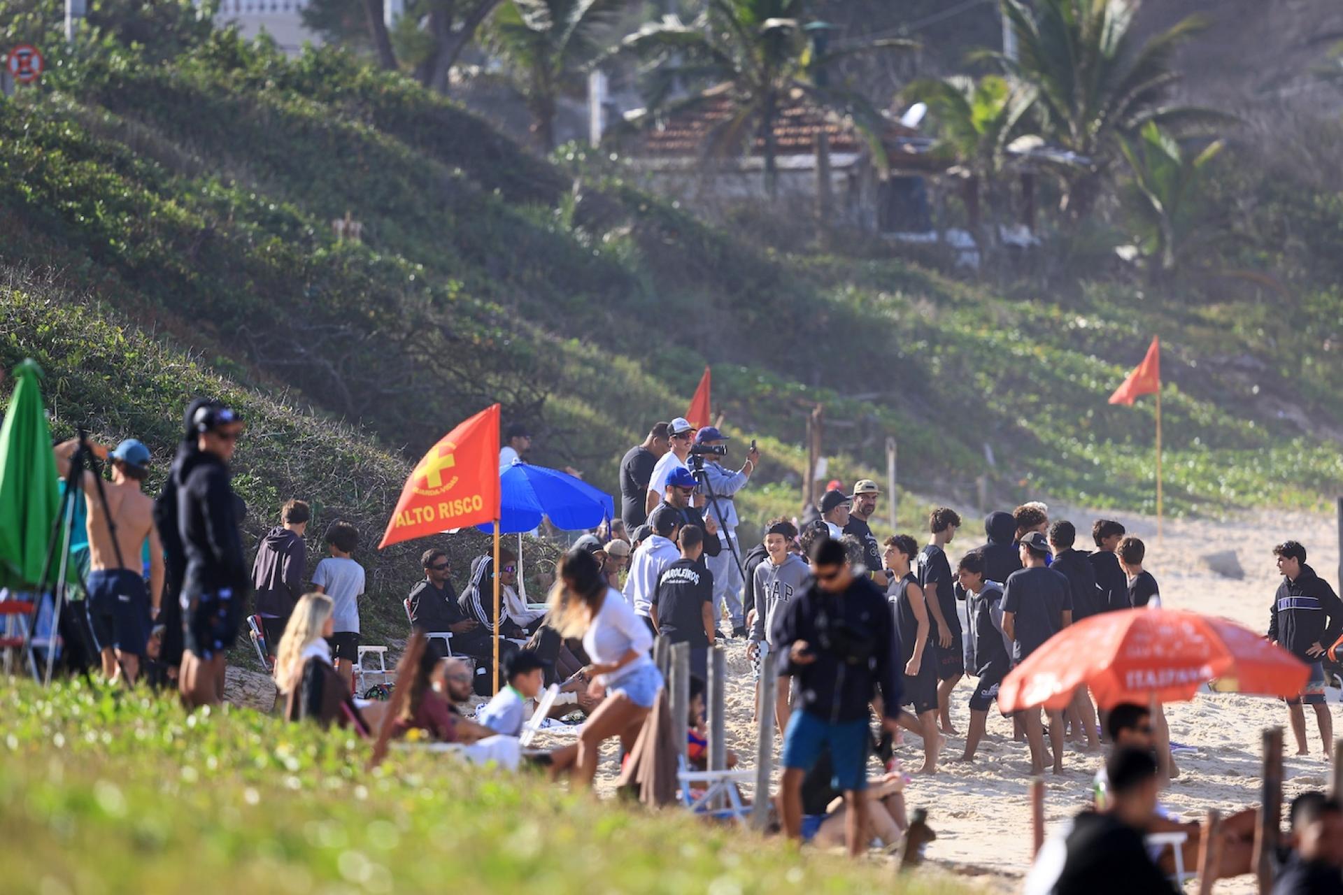 Le public se rassemble sur la plage d’Itacoatiara - Itacoatiara Pro 2026 - Journée 1