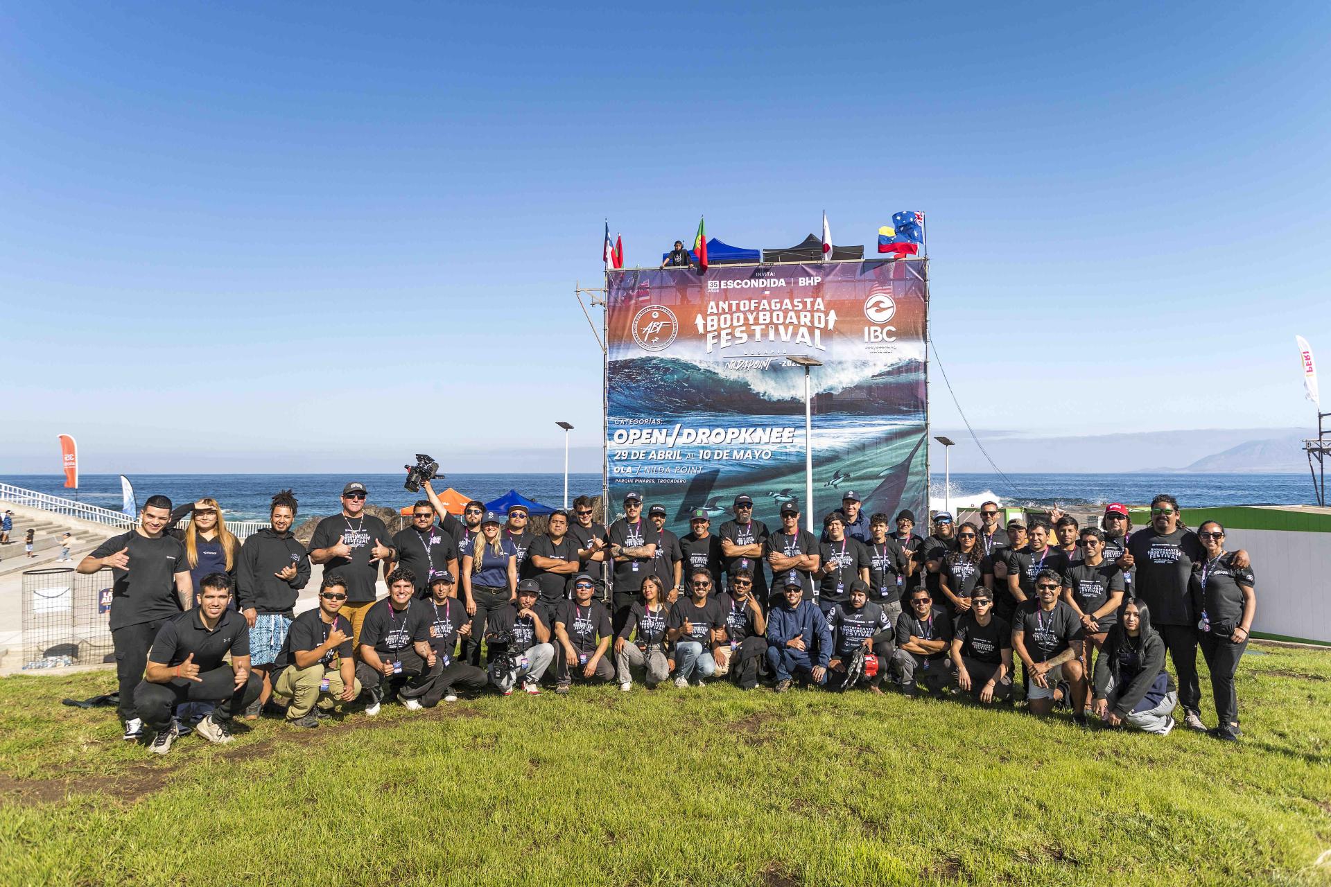 L'équipe de l'Antofagasta Bodyboard Festival au complet devant la bannière IBC