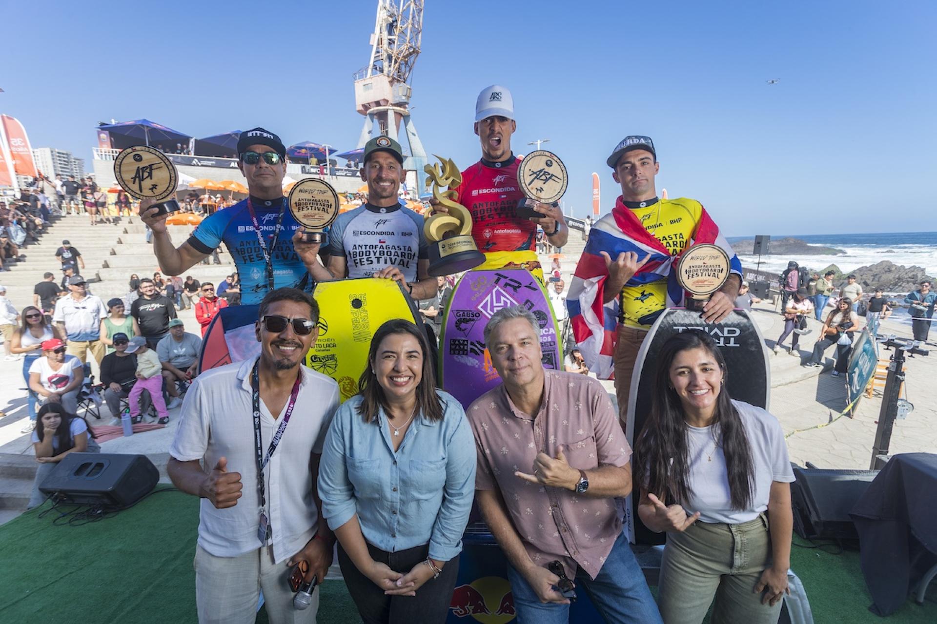 Les finalistes Dropknee au podium officiel de l’étape - Antofagasta Bodyboard Festival 2026 - Journée 8