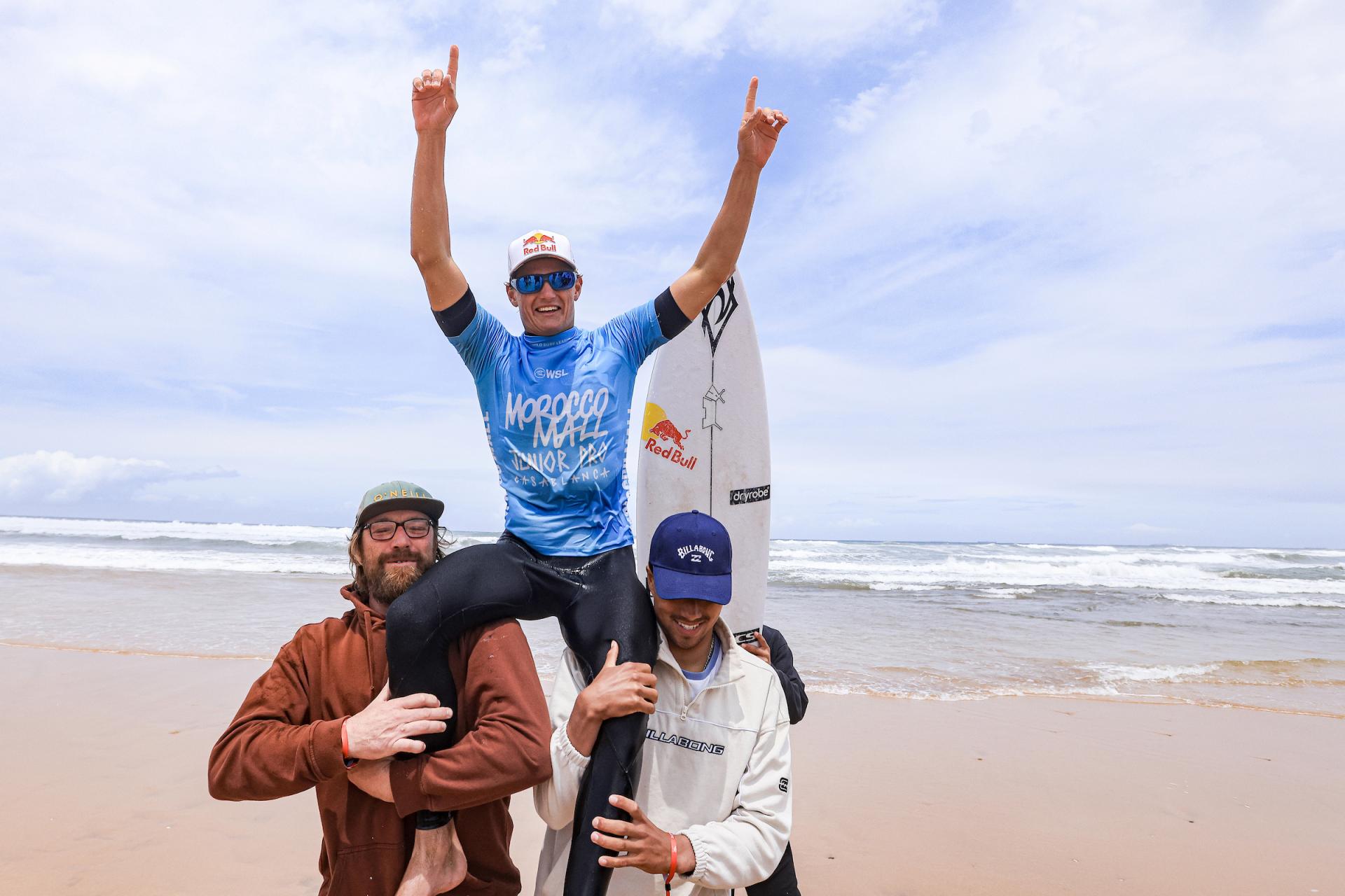 Lukas Skinner porté en triomphe sur la plage d’Aïn Diab - Morocco Mall Junior Pro Casablanca 2026 - Journée finale