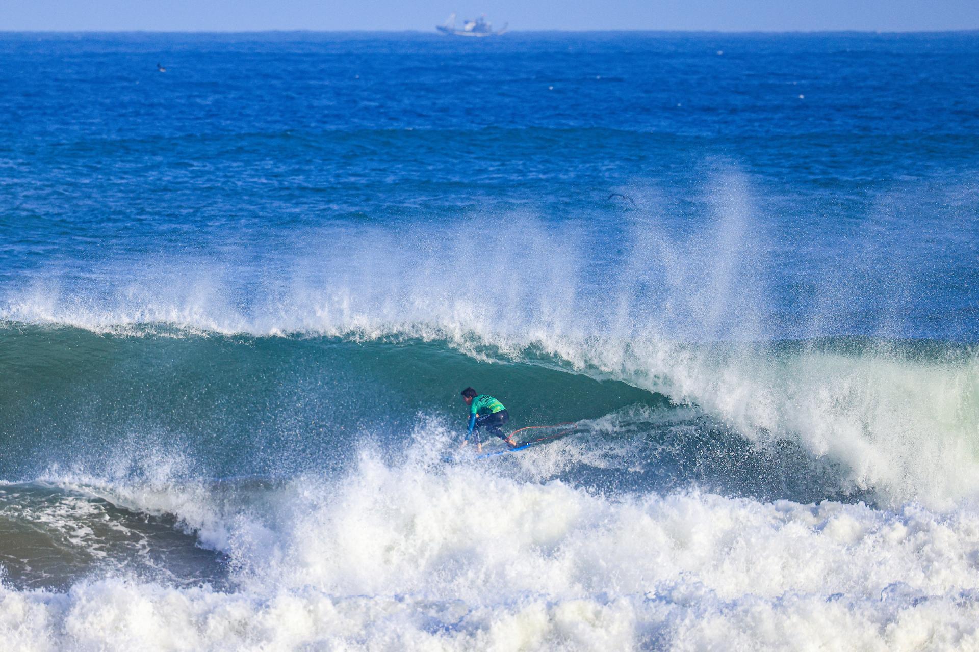 Salvador Vala dans le tube à Aïn Diab - Morocco Mall Junior Pro Casablanca 2026 - Journée finale