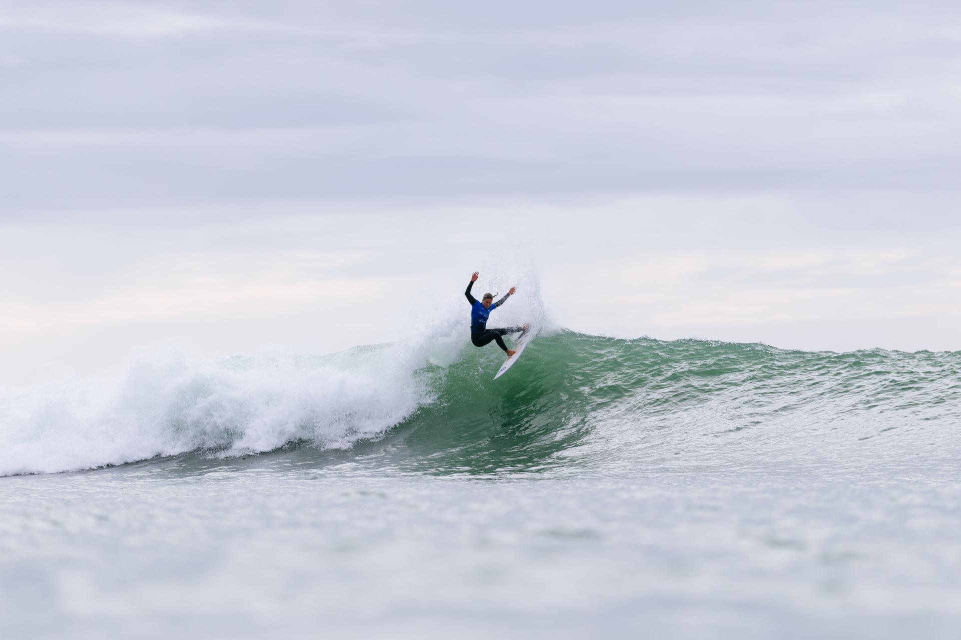 Sawyer Lindblad sur une droite de Raglan en Heat 2 des quarts de finale - Corona Cero New Zealand Pro 2026 - Journée 3
