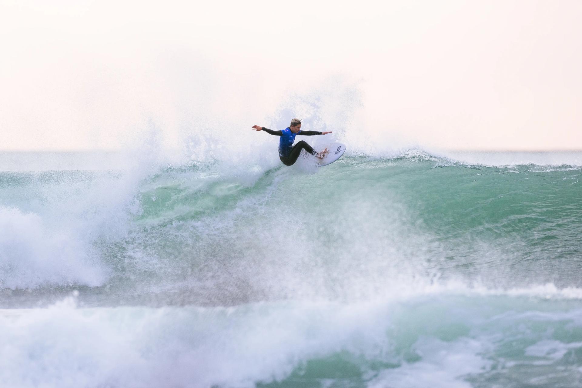 Sawyer Lindblad en pleine séquence à Manu Bay - Corona Cero New Zealand Pro 2026 - Journée 5